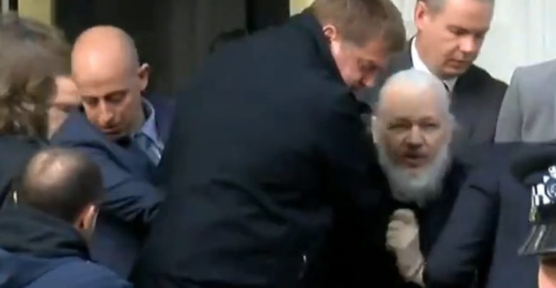 Julian Assange es detenido por la policía británica; Ecuador le retiró condición de asilo