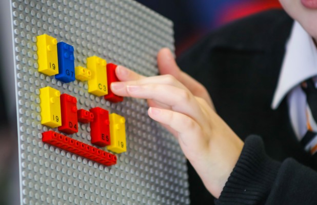 Los ladrillos LEGO Braille son la idea más obvia, mejor y más retrospectiva de todos.