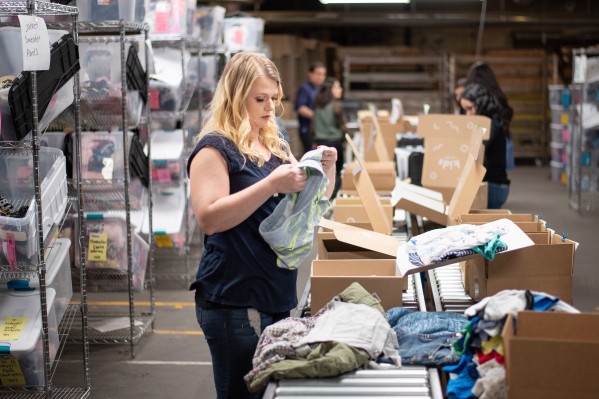 Los niños en la 45a acaban de recaudar millones en fondos semilla para vender ropa de niños ligeramente usada - vista invisible