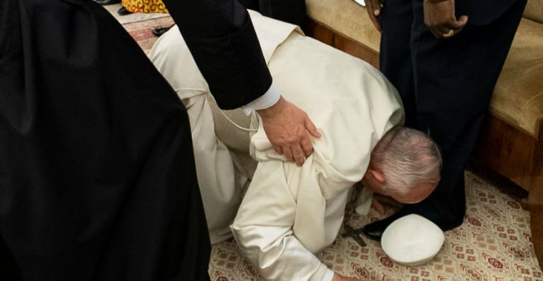 Papa Francisco besa los pies de líderes enemigos de Sudán del Sur | Video