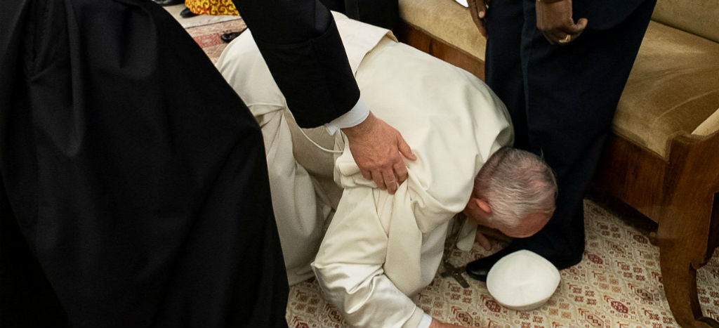 Papa Francisco besa los pies de líderes enemigos de Sudán del Sur | Video