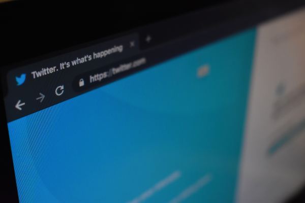 Twitter invierte la postura y permite que un anuncio lo aliente a votar en Francia