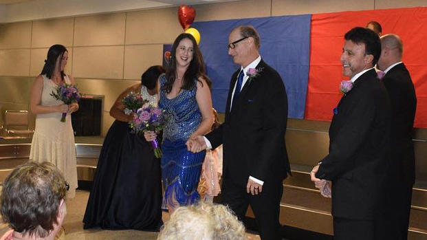 [TLMD - NATL] En imágenes: inusual boda en aeropuerto entre maletas y pasajeros