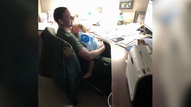 [TLMD - SA] Oficiales fronterizos cuidan a bebé de madre migrante