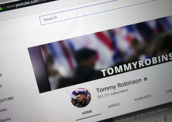 YouTube refuerza las restricciones en el canal del activista de extrema derecha del Reino Unido, pero no la prohibición