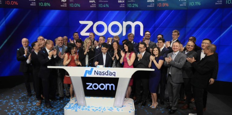 Zoom aparece 81% en el debut de Nasdaq