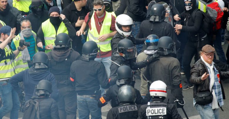 Se enfrentan ‘chalecos amarillos’ y la policía en París