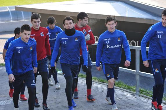 Oyarzabal, flanqueado por sus coetáneos Zubeldia y Aihen