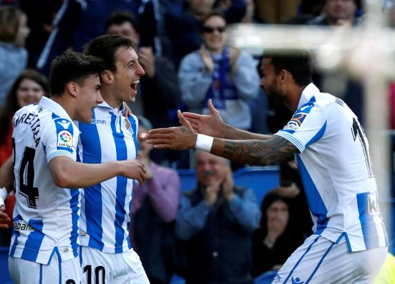 Oyarzabal es felicitado por Oyarzabal y Willian José tras marcar ante el Eibar