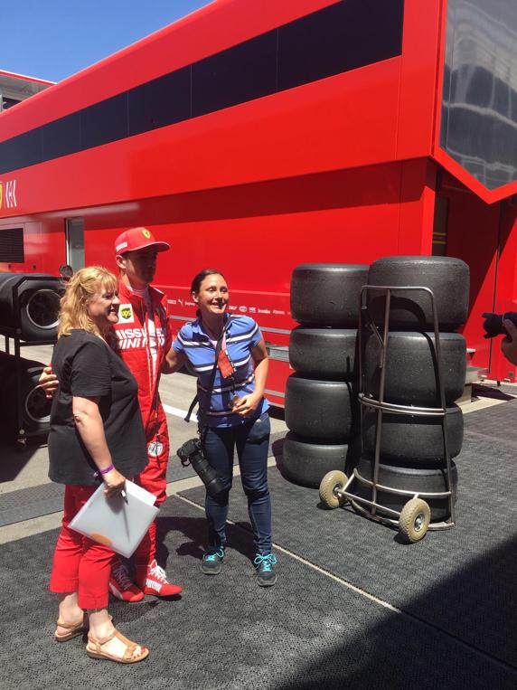 Leclerc atiende a los aficionados al mediodía, en los test post GP de España de F1 2019, y se dirige corriendo al hospitality