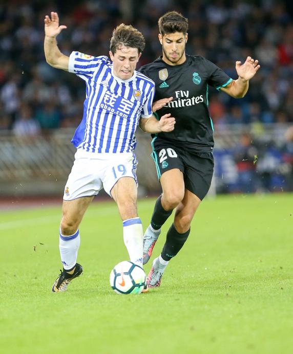 Odriozola protege el balón ante Marco Asensio