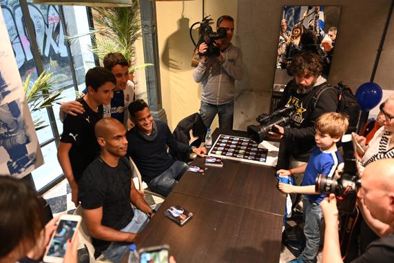 Naldo y Rosales, firmando autógrafos en la nueva tienda del Espanyol