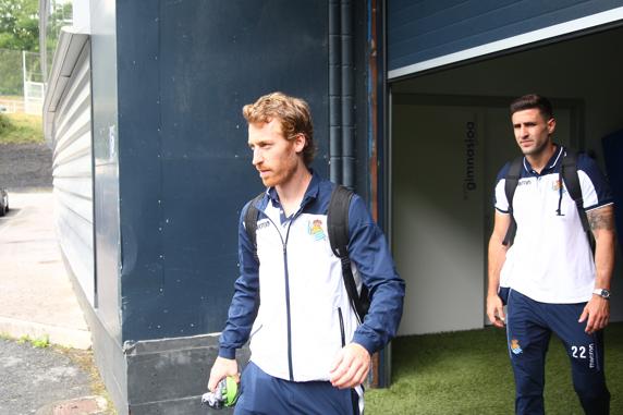 Zurutuza y Navas se aprestan a subir al autobús