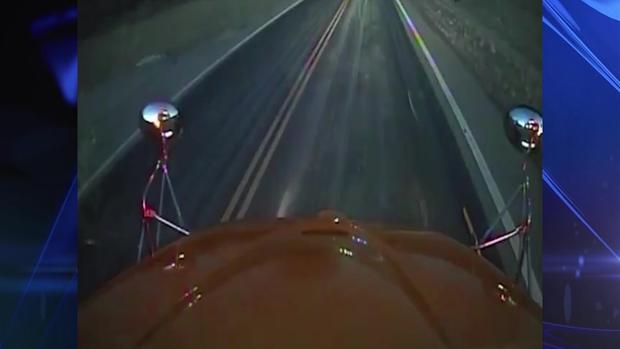 [TLMD - NATL] Casi ocurre una tragedia frente a autobús escolar que esperaba