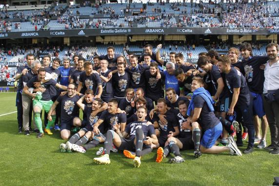 Los realistas posan con una camiseta hecho al efecto