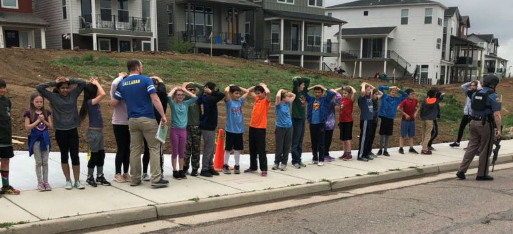 Al menos un estudiante muerto y ocho heridos deja un tiroteo en una escuela de Colorado