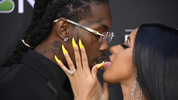 Cardi B y Offset se dan tremendo beso de lengua en los Premios Billboard