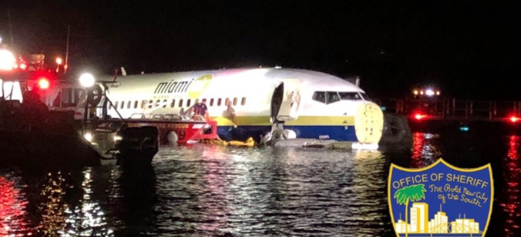 Boeing 737 con 136 pasajeros derrapó al aterrizar y terminó en un río en Jacksonville, Florida