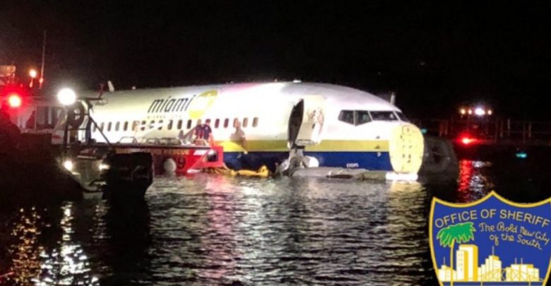 Boeing 737 con 136 pasajeros derrapó al aterrizar y terminó en un río en Jacksonville, Florida