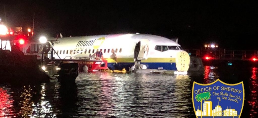Boeing 737 con 136 pasajeros derrapó al aterrizar y terminó en un río en Jacksonville, Florida