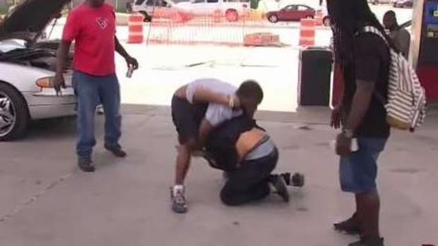 [TLMD - Houston] Captado en cámara: hombre armado asalta gasolinera