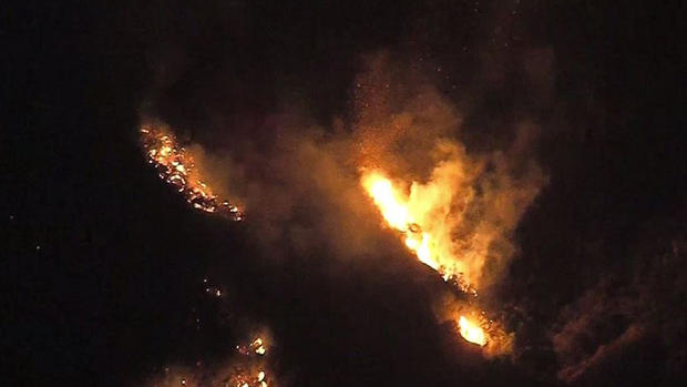 Los incendios desde el aire y en la noche