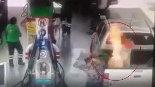 [TLMD - LV] Impactante incendio en gasolinera afecta a niña y padre