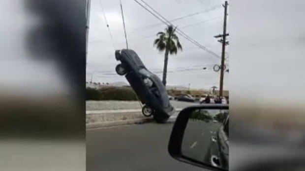 [TLMD - LV] Carro termina colgado de los cables de un poste de luz