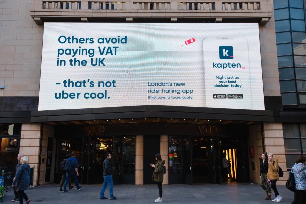 Daimler y Kapten, respaldados por BMW, viajan a Londres con una campaña publicitaria anti-Uber