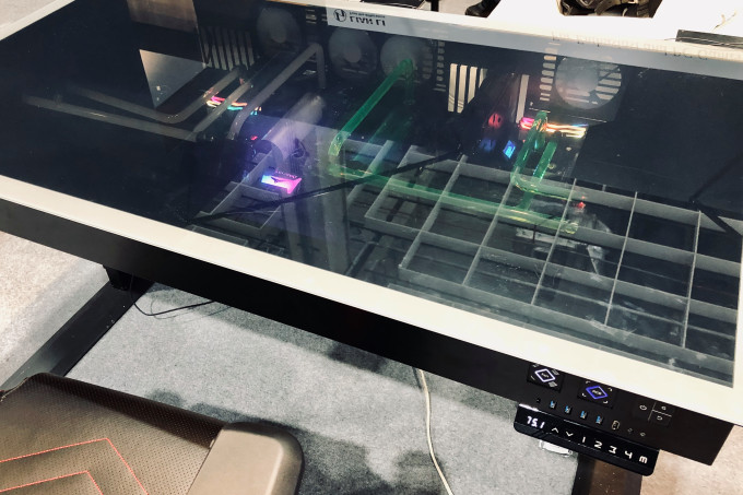 La estación de trabajo y el chasis DK-05 de Lian Li le permiten ver el interior debajo de su vidrio templado