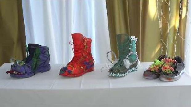 Artista convierte zapatos viejos en tiestos