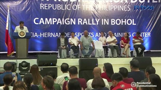 [TLMD - LV] Cucaracha interrumpe al presidente de Filipinas