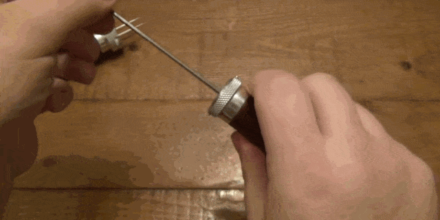 Este cuchillo ruso transformador es extraño y brillante