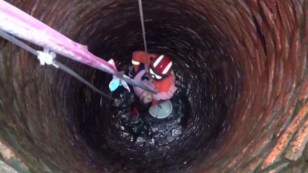 En video: rescatan a niña de cuatro años de un pozo