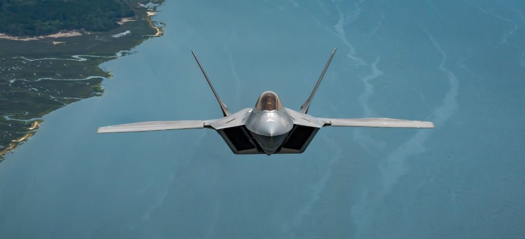 Interceptan F-22 de EU a cuatro bombarderos y dos cazas rusos en Alaska