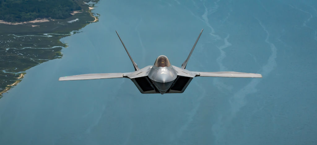 Interceptan F-22 de EU a cuatro bombarderos y dos cazas rusos en Alaska