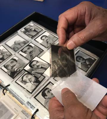 Rodrigo Moya sostiene un negativo de García Márquez.