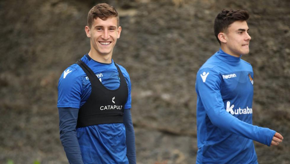 Un sonriente Aihen Muñoz y Ander Barrenetxea, en un entrenamiento en Zubieta