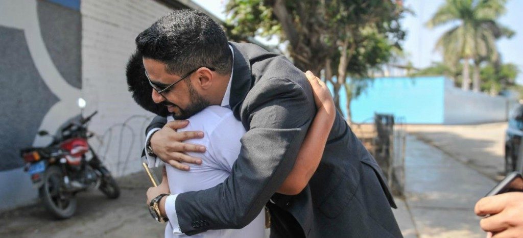 No tenía electricidad en casa, estudiaba bajo un poste de luz… y la luz llegó de Oriente | Video