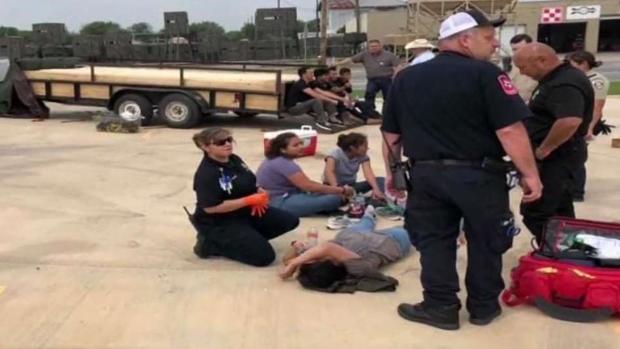 [TLMD - SA] Descubren 16 migrantes en compartimento secreto de remolque