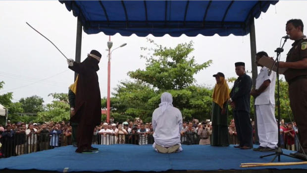 Los azotan por tener relaciones sexuales sin estar casados