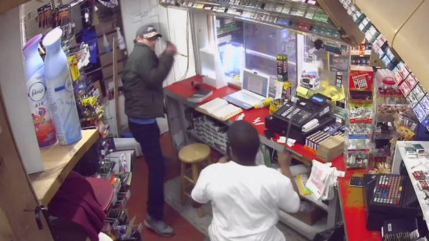 A machetazos: ladrón y empleado se trenzan en feroz pelea