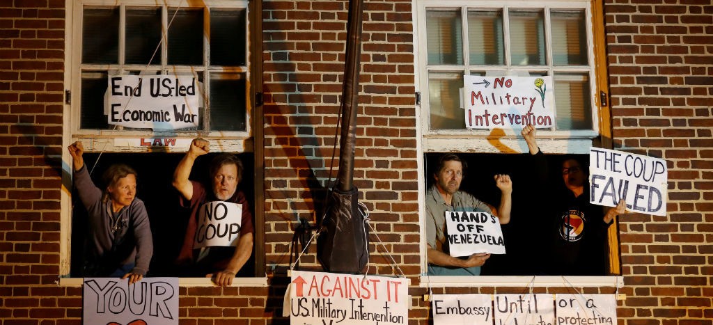 Policía desaloja a activistas pro Maduro de la embajada de Venezuela en Estados Unidos