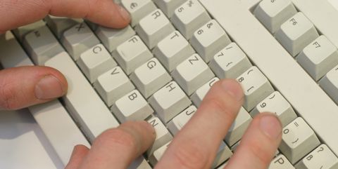 Buero, Computer: Hand schreibt auf einer Computertastatur Buero, Computer: Hand schreibt auf einer Computertastatur