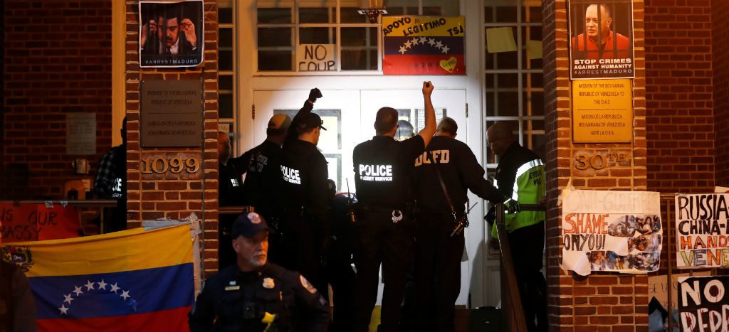 Repudia Maduro “acción brutal” de EU contra embajada de Venezuela