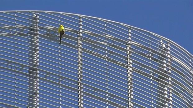 [TLMD - LV] "Spiderman francés" escala rascacielos en París