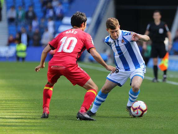 Aihen intenta zafarse de Gaku en el encuentro ante el Getafe en Anoeta