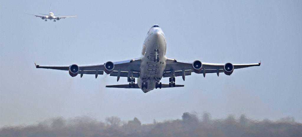 Suspende EU todos los vuelos comerciales y de carga a Venezuela