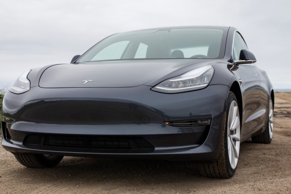 Tesla está recaudando hasta $ 1.5 mil millones a través de bonos convertibles y venta de acciones.