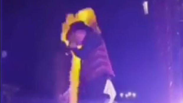 En video: llamarada quema rostro de cantante en concierto